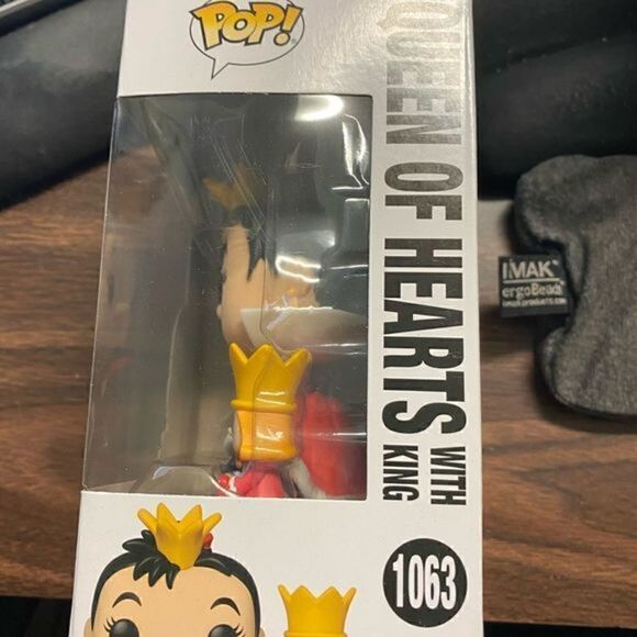 Alice in Wonderland 70th Anniversary Funko Pop! Queen of Hearts (w/ King) #1063 - Picture 3 of 9
